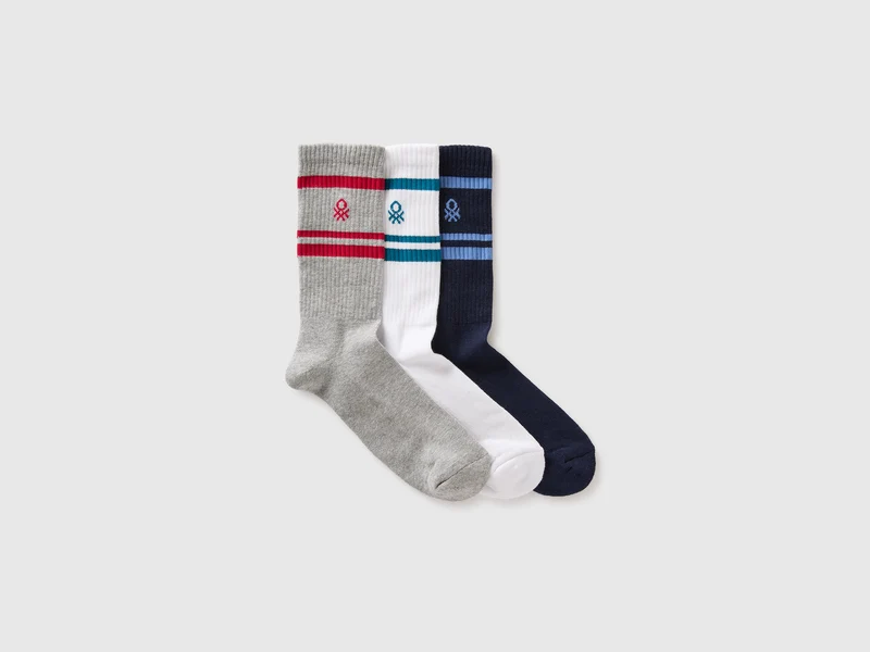 Drei mittelgroße Socken mit Logo