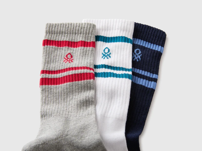 Drei mittelgroße Socken mit Logo