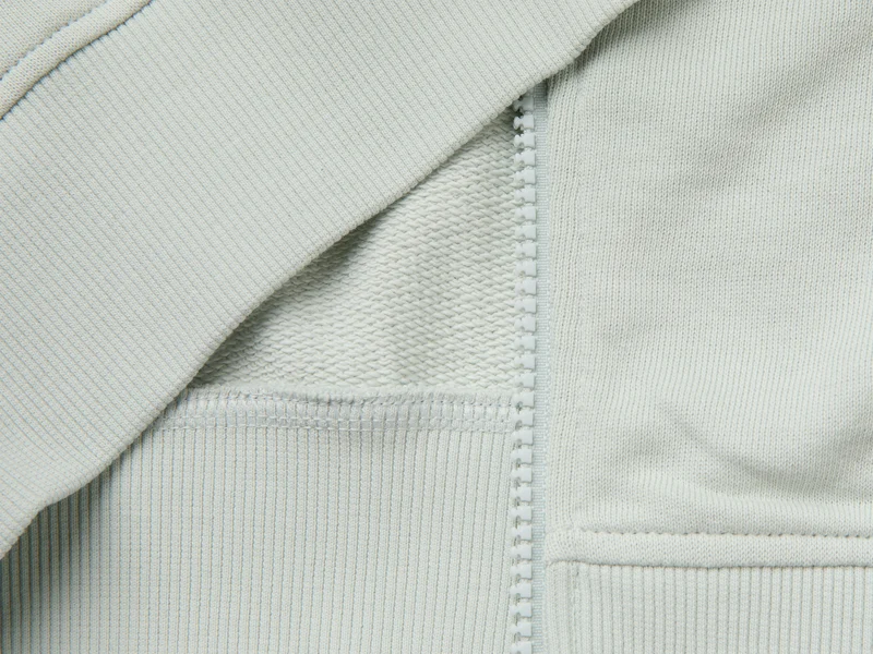 Kapuzenpullover mit Stickerei