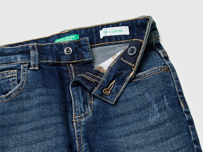 Loose Fit Jeans mit Rissen