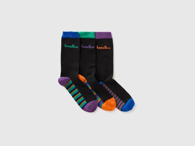 Drei schwarze Socken mit mehrfarbigen Einsätzen