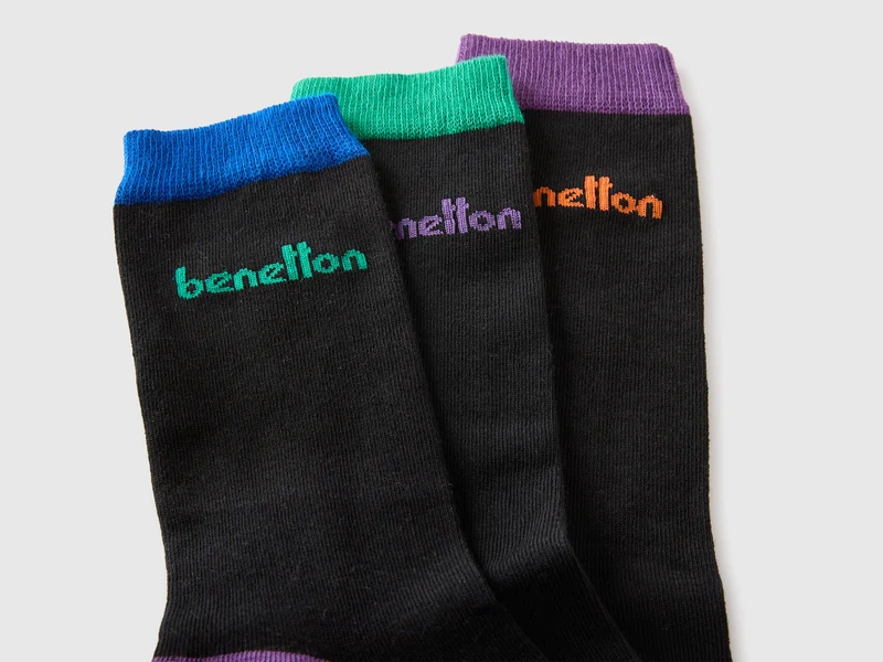 Drei schwarze Socken mit mehrfarbigen Einsätzen