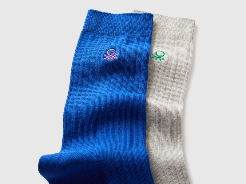 Zwei Paar wadenlange Socken