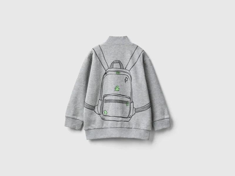 Sweater mit hohem Kragen und Rucksack-Aufdruck