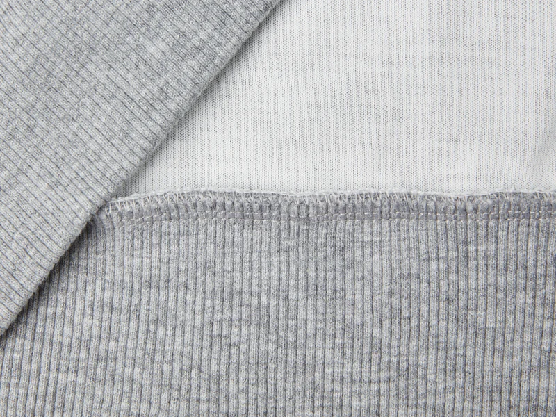 Sweater mit hohem Kragen und Rucksack-Aufdruck