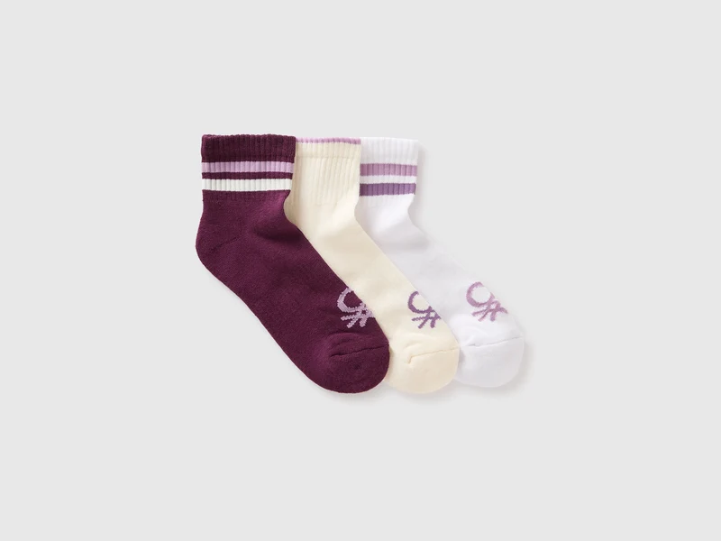 Drei kurze Socken mit Streifen