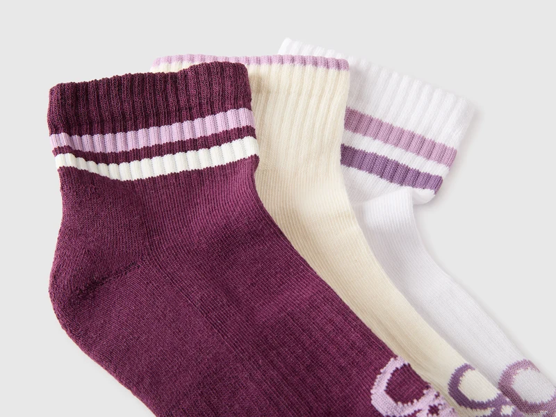 Drei kurze Socken mit Streifen