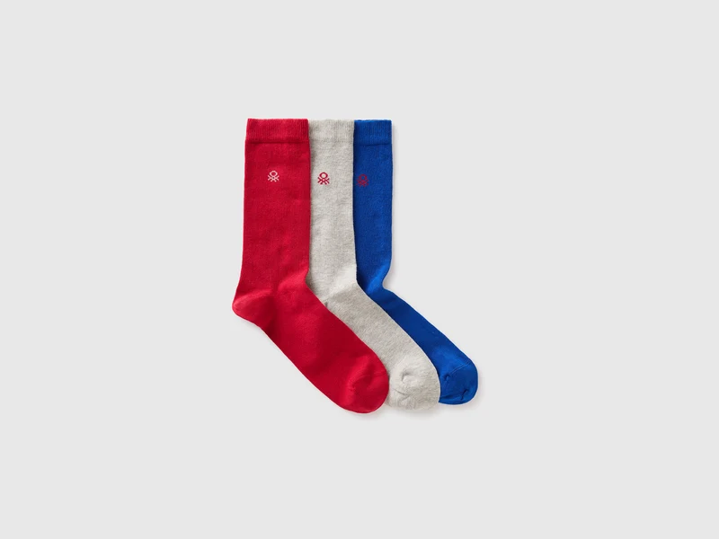 Drei einfarbige, mittelgroße Socken
