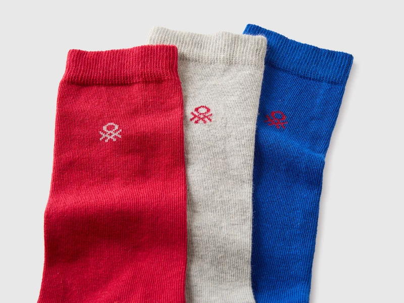 Drei einfarbige, mittelgroße Socken