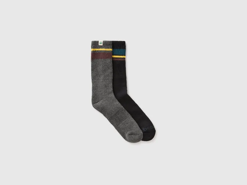 Zwei Paar Socken aus Baumwollmischgewebe