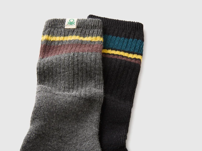 Zwei Paar Socken aus Baumwollmischgewebe