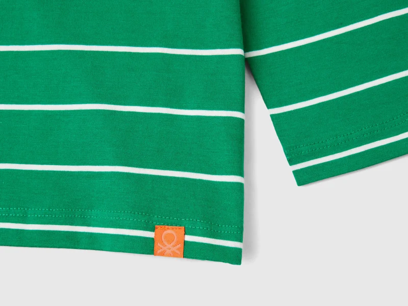Gestreiftes T-Shirt mit Applikation