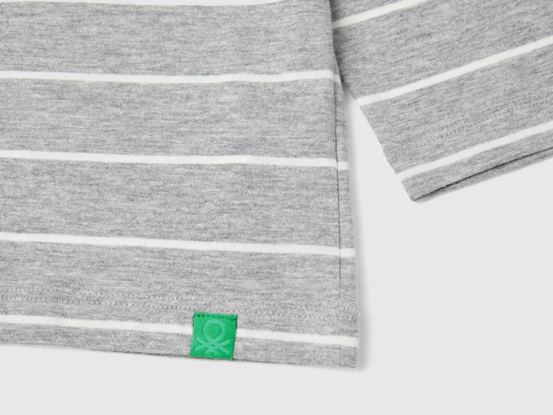 Gestreiftes T-Shirt mit Applikation
