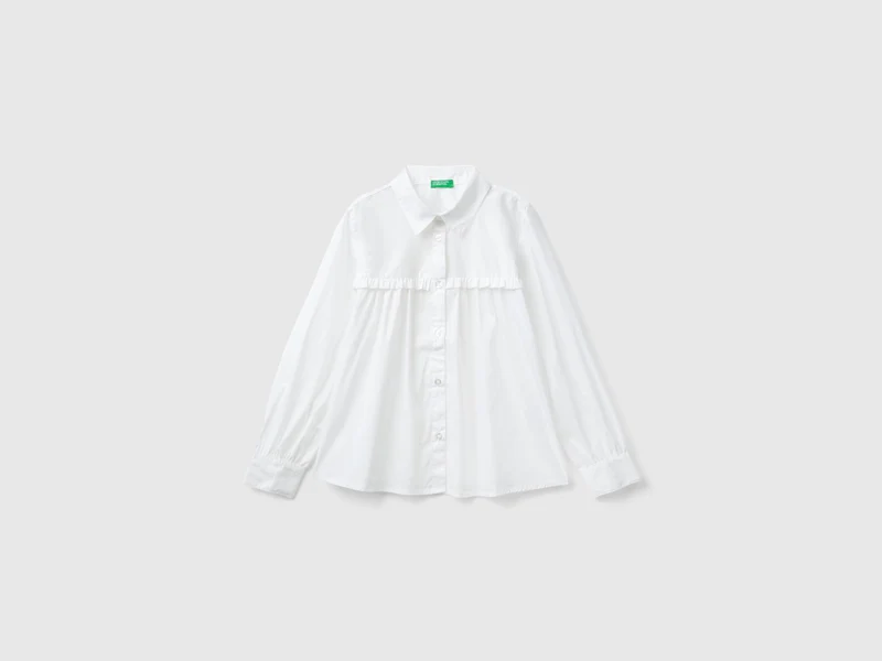 Bluse mit Rüschen am Karrée