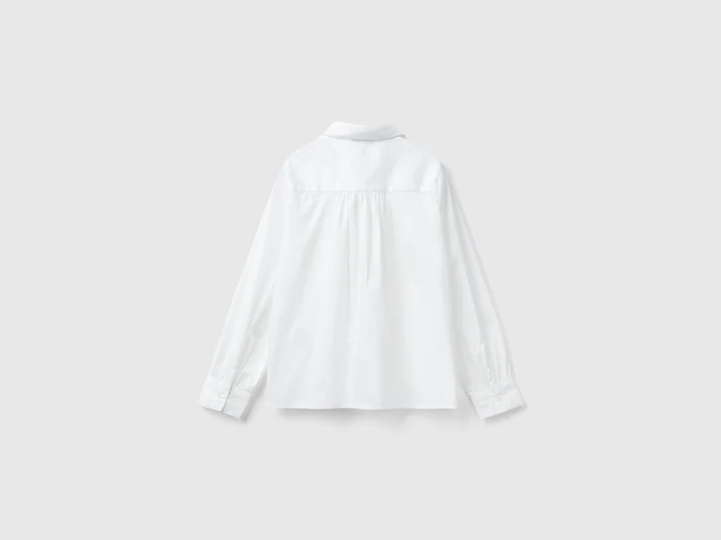Bluse mit Rüschen am Karrée