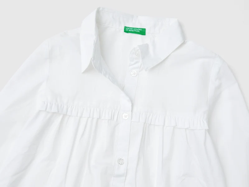 Bluse mit Rüschen am Karrée