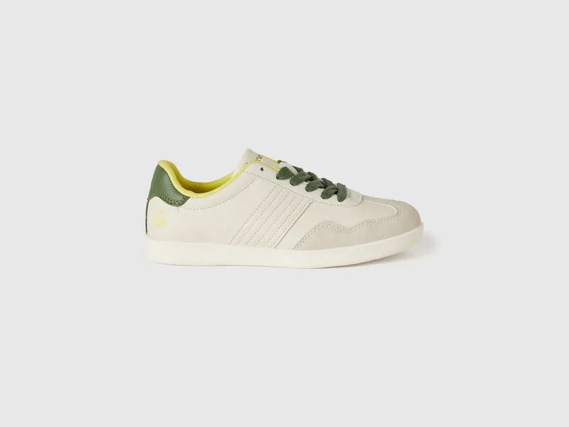 Sneakers aus beschichtetem Stoff und Wildleder