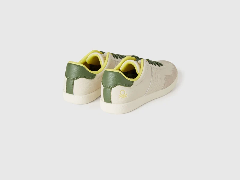 Sneakers aus beschichtetem Stoff und Wildleder