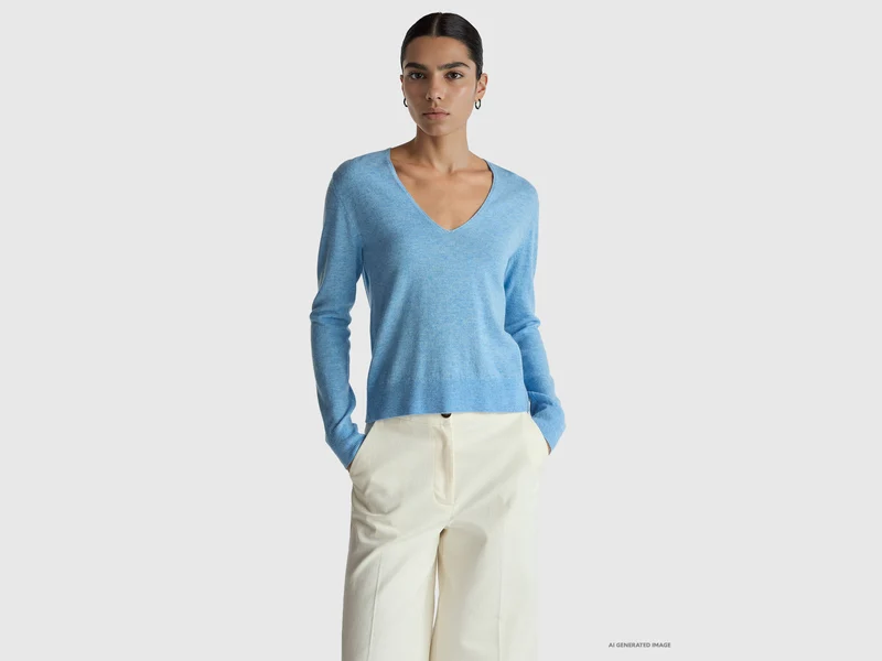Hellblauer Pullover mit V-Ausschnitt aus reiner Merinowolle