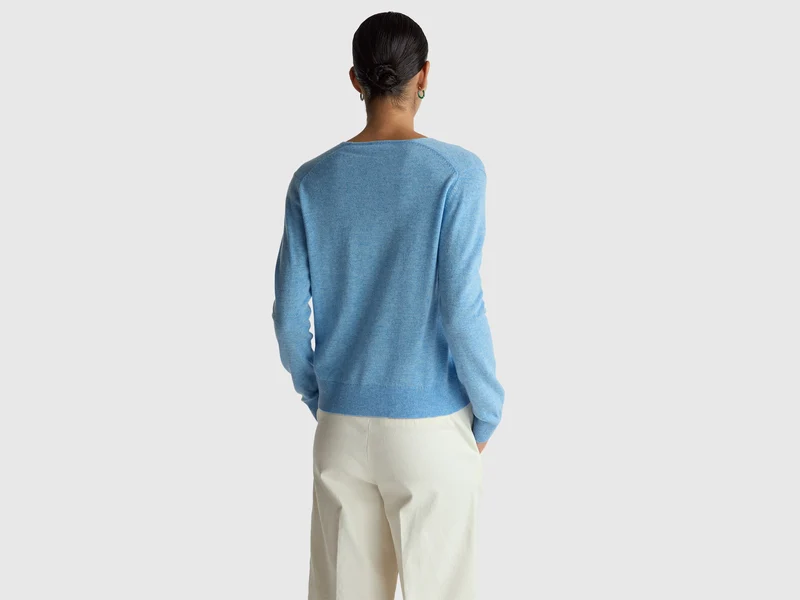 Hellblauer Pullover mit V-Ausschnitt aus reiner Merinowolle