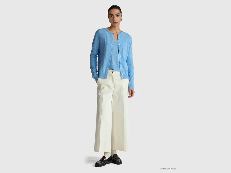 Hellblauer Pullover mit V-Ausschnitt aus reiner Merinowolle
