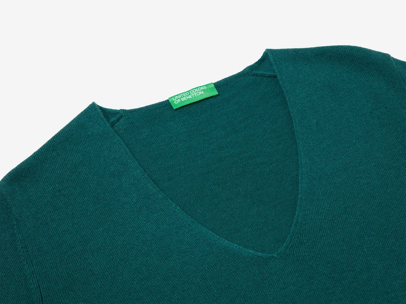 Grüner Pullover mit V-Ausschnitt aus reiner Merinowolle
