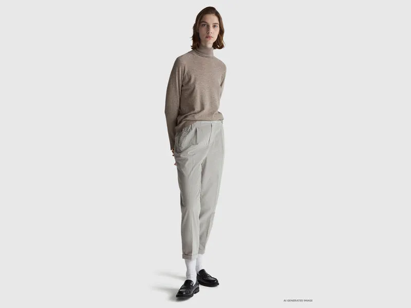 Samt-Chinohose mit elastischem Bund