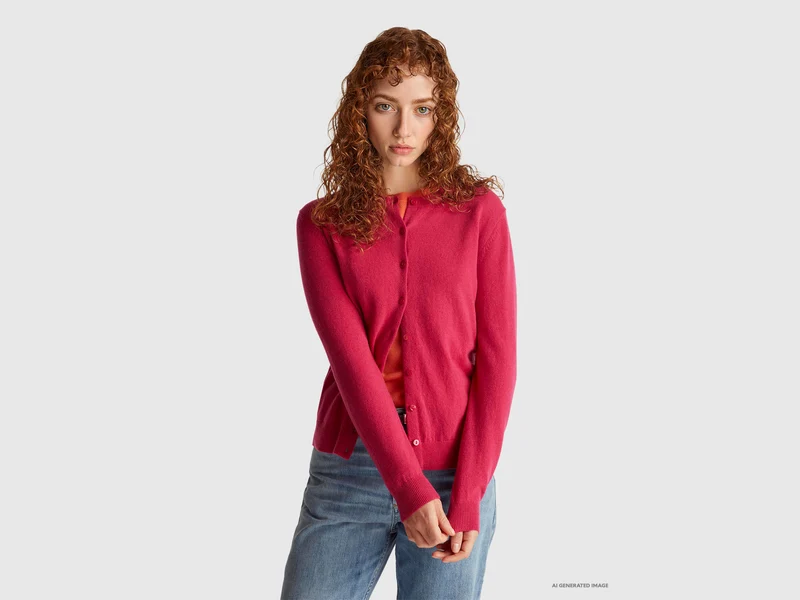 Fuchsiafarbene Strickjacke mit Rundhalsausschnitt aus reiner Merinowolle