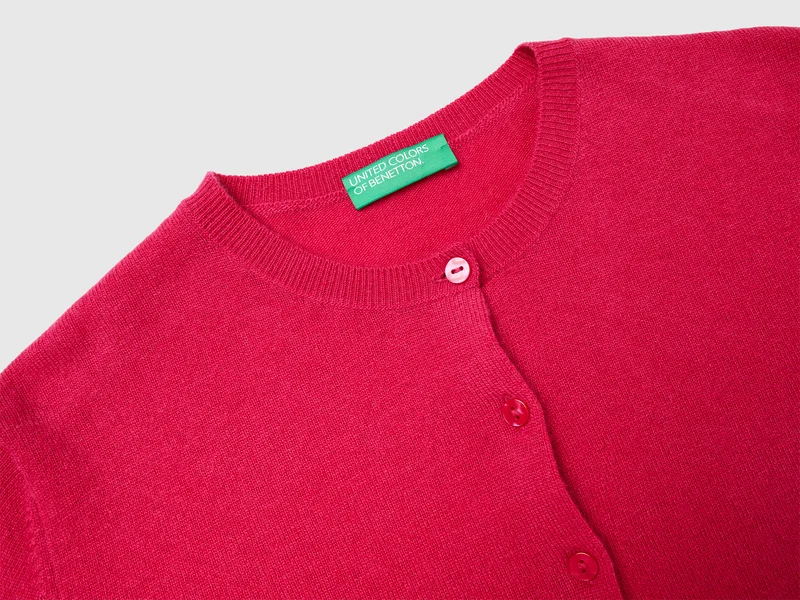Fuchsiafarbene Strickjacke mit Rundhalsausschnitt aus reiner Merinowolle