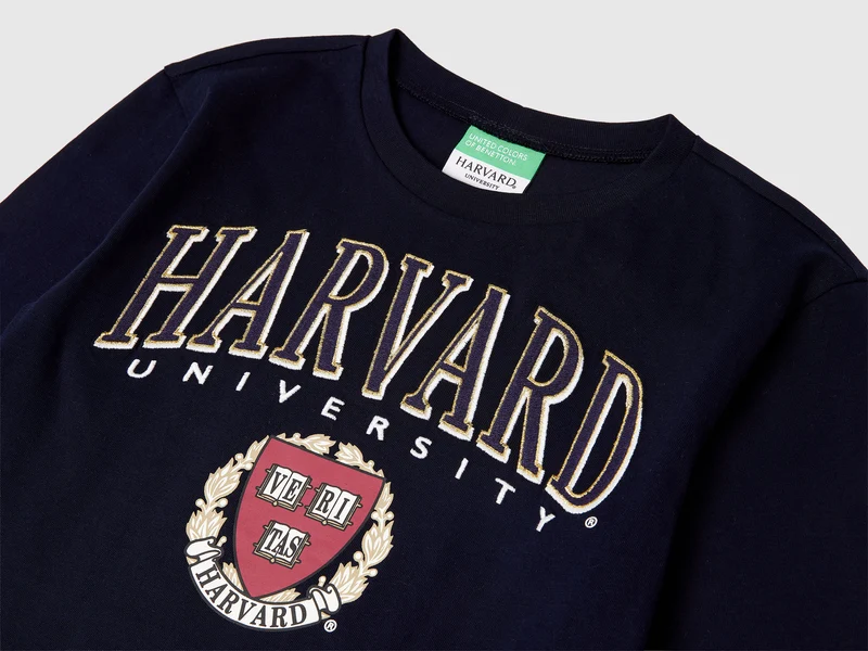T-Shirt mit kastiger Passform ©Harvard University