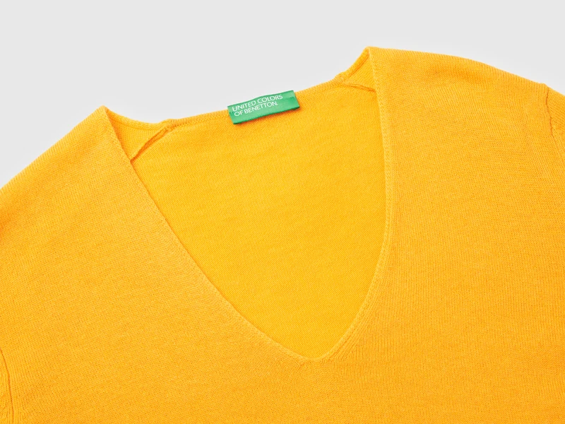 Ockergelber Pullover mit V-Ausschnitt aus reiner Merinowolle