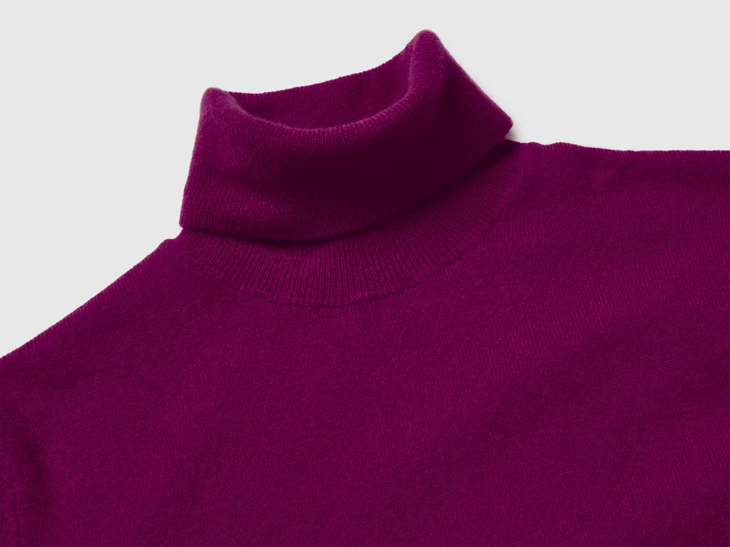 Lila Rollkragenpullover aus reiner Merinowolle