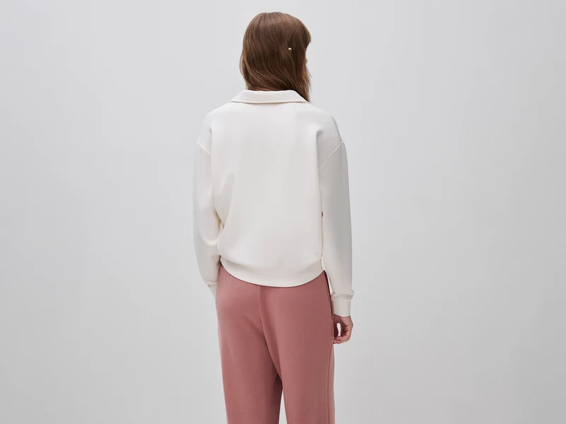 Fließendes Sweatshirt mit Rollkragen