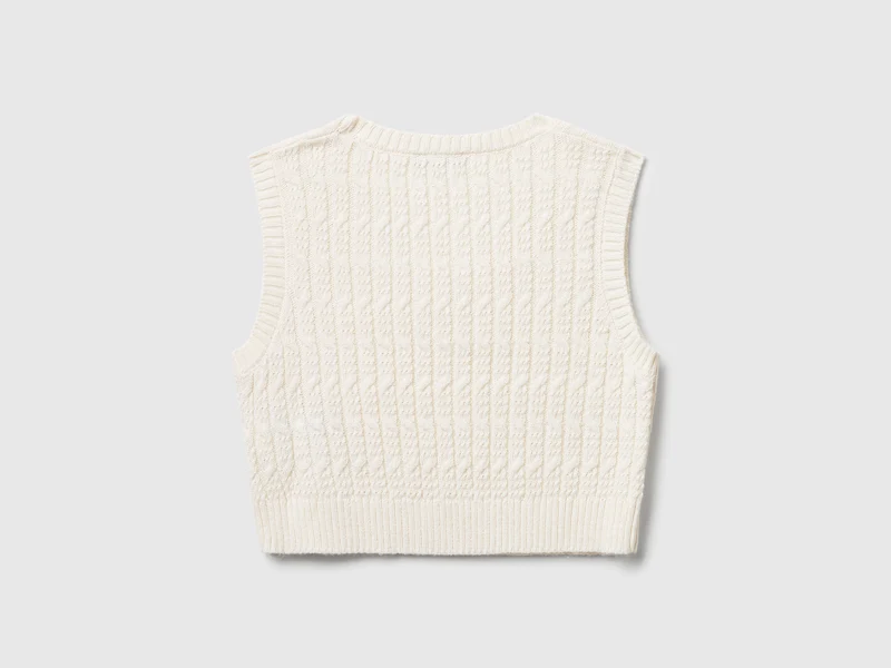 Strickweste mit Zöpfen