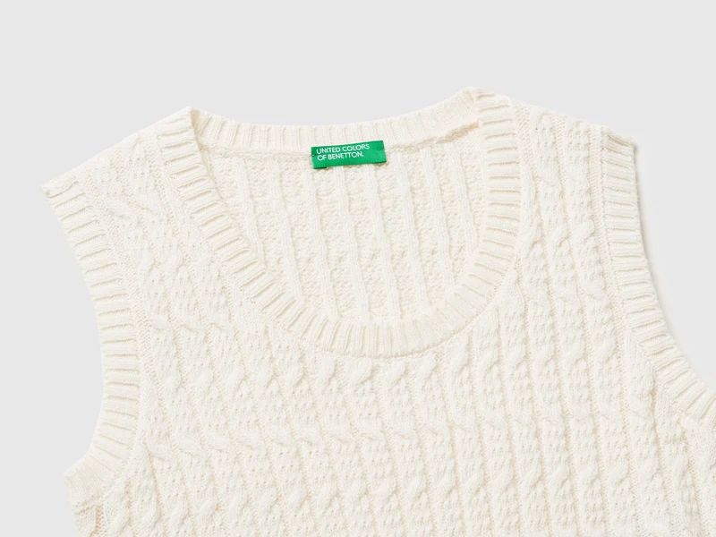 Strickweste mit Zöpfen