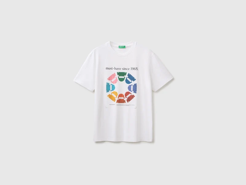 Normal geschnittenes T-Shirt mit Logo