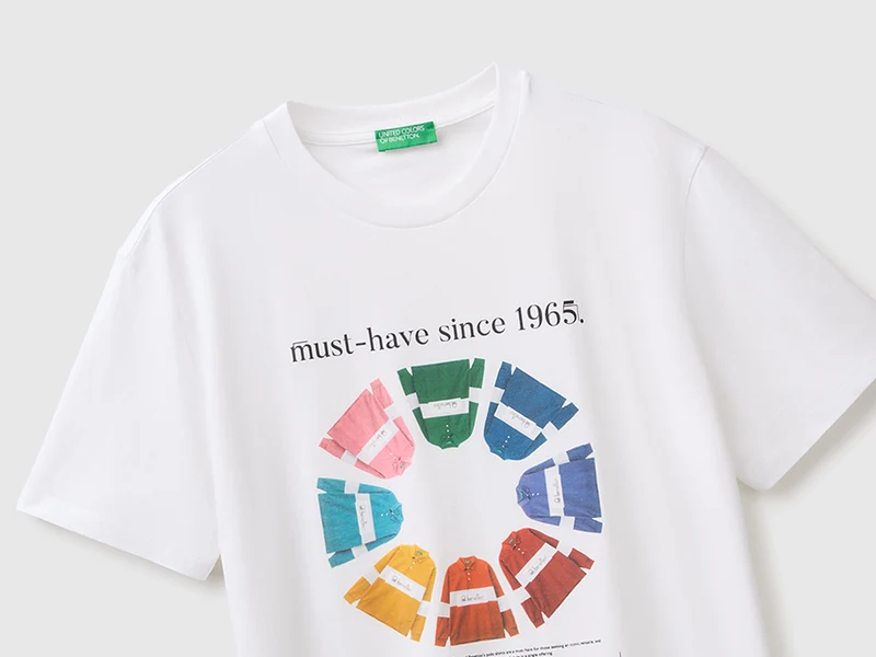 Normal geschnittenes T-Shirt mit Logo