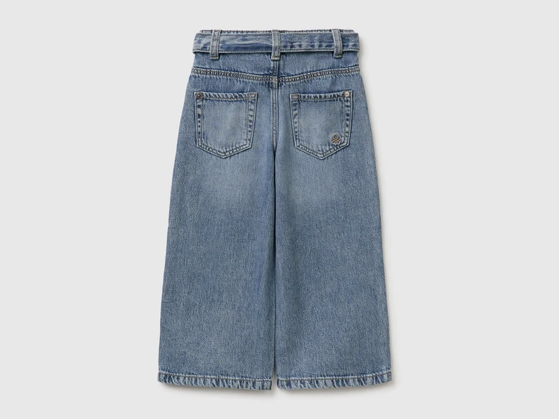 Weit geschnittene Jeans mit Gürtel