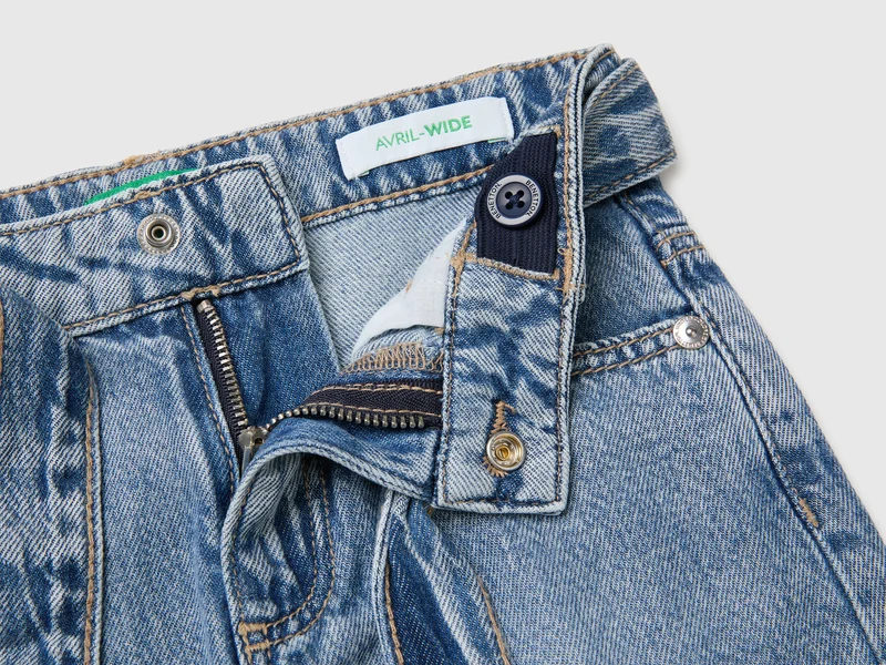 Weit geschnittene Jeans mit Gürtel