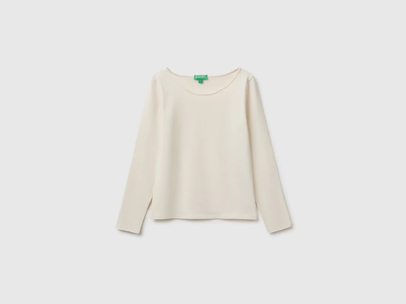 Schmal geschnittenes T-Shirt mit weitem Halsausschnitt