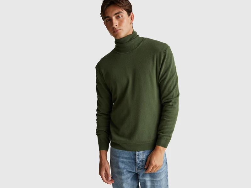 Olivgrüner Rollkragenpullover aus reiner Merinowolle