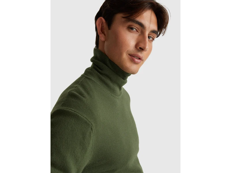 Olivgrüner Rollkragenpullover aus reiner Merinowolle