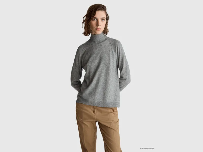 Grau melierter Rollkragenpullover aus einer Woll-Kaschmir-Mischung