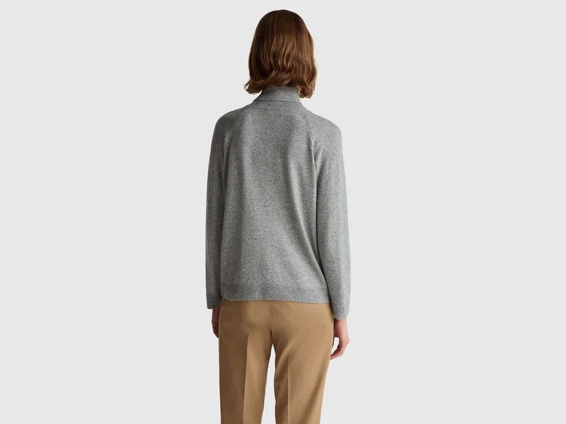 Grau melierter Rollkragenpullover aus einer Woll-Kaschmir-Mischung