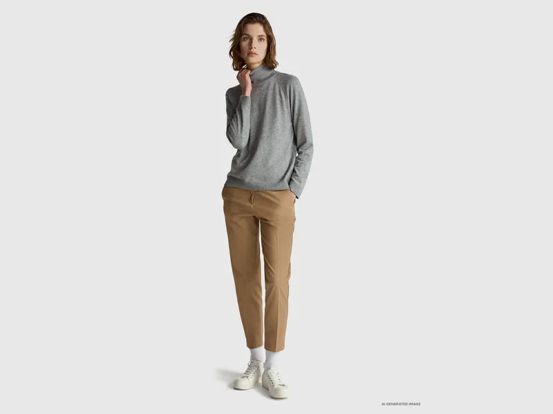 Grau melierter Rollkragenpullover aus einer Woll-Kaschmir-Mischung