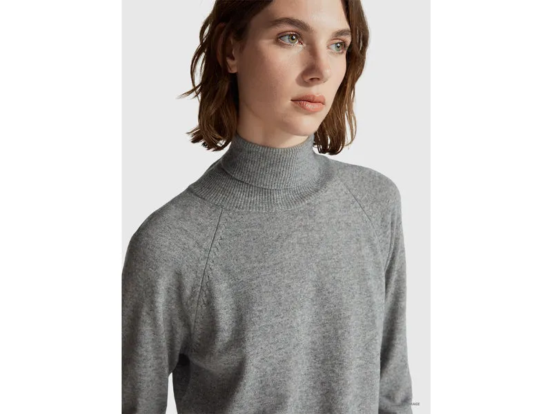 Grau melierter Rollkragenpullover aus einer Woll-Kaschmir-Mischung