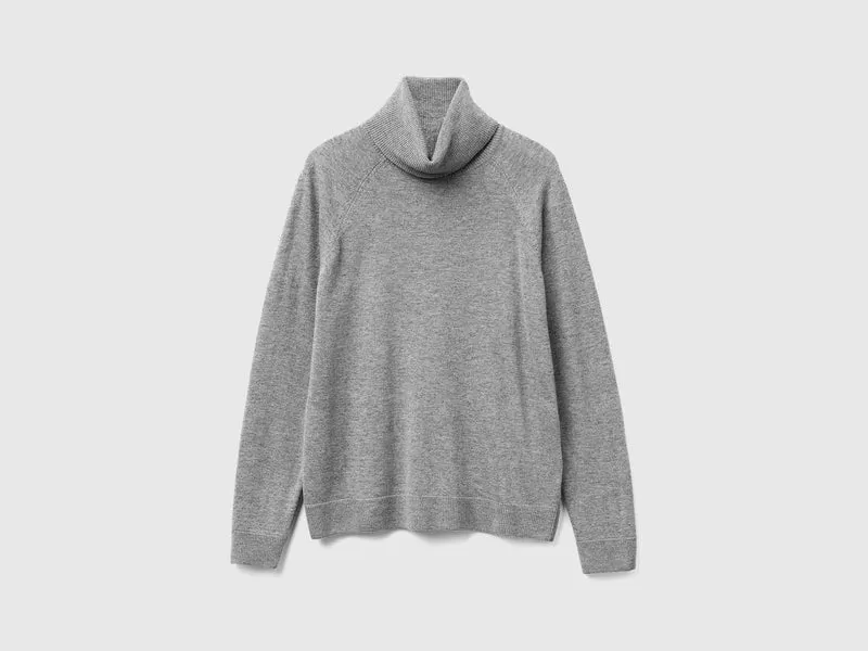 Grau melierter Rollkragenpullover aus einer Woll-Kaschmir-Mischung