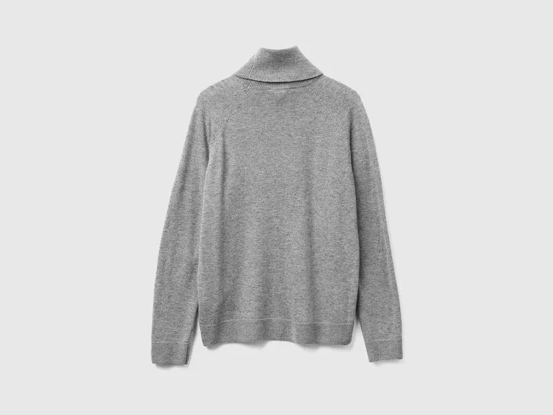 Grau melierter Rollkragenpullover aus einer Woll-Kaschmir-Mischung