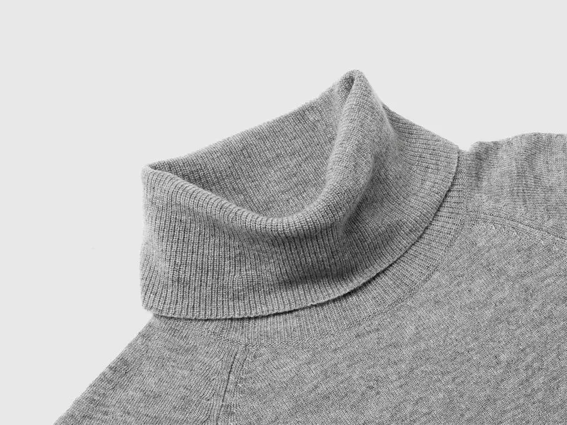Grau melierter Rollkragenpullover aus einer Woll-Kaschmir-Mischung
