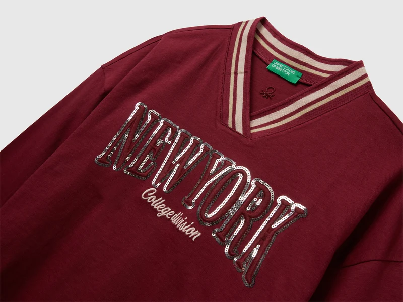 T-Shirt mit Paillettenstickerei